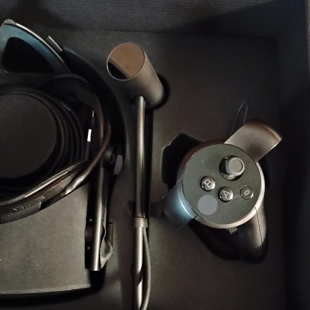 Oculus Rift CV1 PC VR Gaming Headset with 3rd Sensor and Accessories - Picture 4 of 16